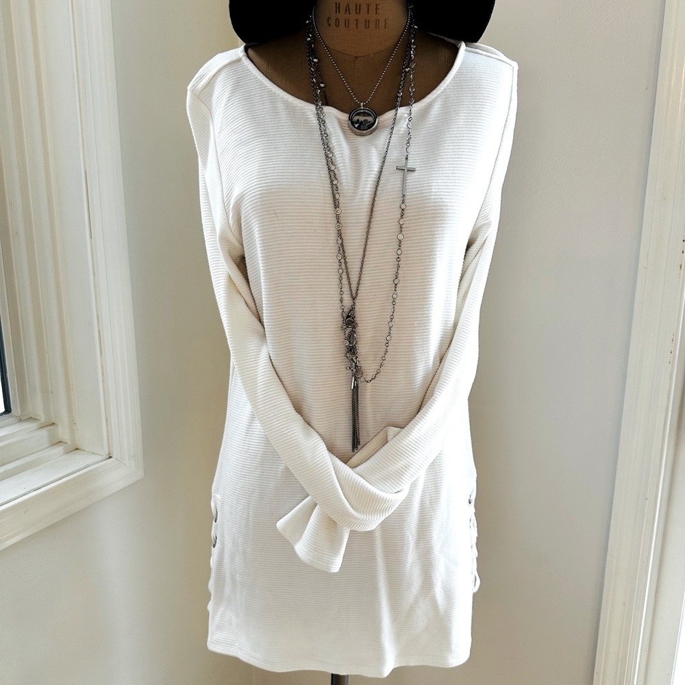 Creamy white dressy tunic. Medium.